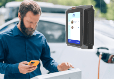Terminale Ingenico AXIUM SX5000 integrato in una stazione di ricarica pubblica per veicoli elettrici